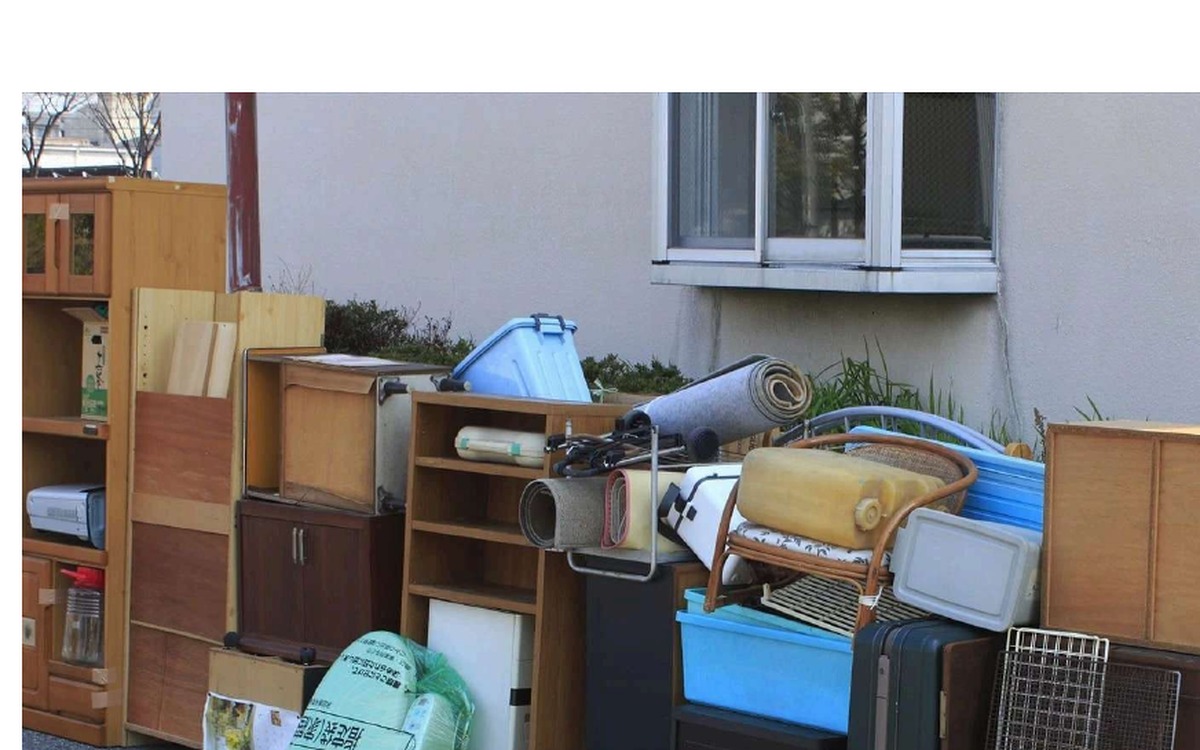 住宅から運び出された家具や生活用品