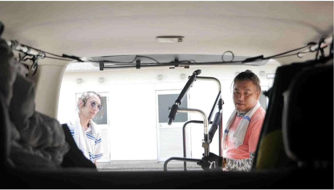 車内で片付け作業を行うTITO CLUBスタッフ